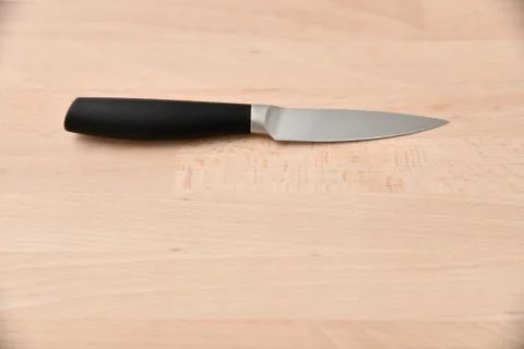 Small and sharp kitchen knife on kitchen plank Foto stock