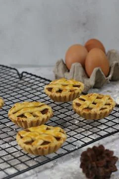 Small apple pie served on a cake rack, tastes sweet and savory. Food concep.. 写真素材