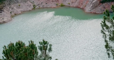 Small artificial lake created in a former quarry in Modugno, near Bari. Natur Vídeo Stock 196940254
