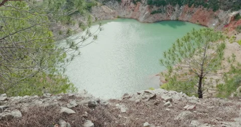 Small artificial lake created in a former quarry in Modugno, near Bari. Natur Vídeos de archivo 202203554