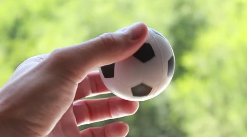 Small ball in hand Vídeos de archivo 52538758