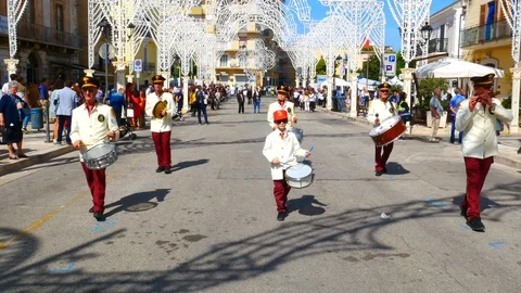 Small band preceding the procession of the patron saint Vídeo Stock 118319422