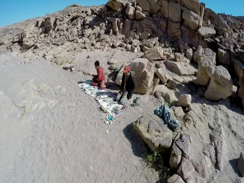 Small Bedouin traders in the desert Stock Footage 72981665