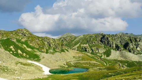 Small blue lake in the mountain bowl, travel natural Vídeos de archivo 152384792