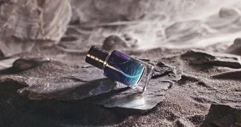 Small blue perfume in environment of black sand and rocks. Vidéo 336493686
