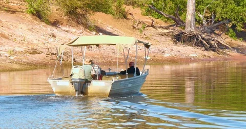 Small boat on African river Vídeo Stock 104991889