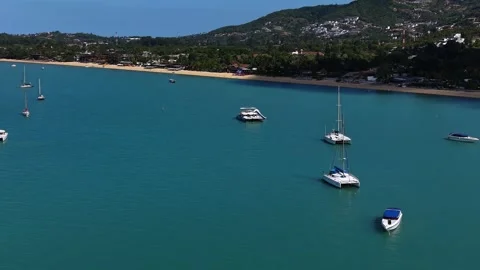 Small Boat Approaching Catamaran in Tropical Sea Vidéo 336319587