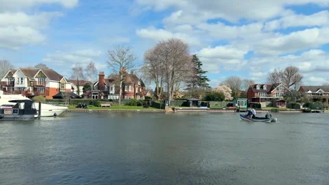 Small boat crossing Bourne End, Marlow, Buckinghamshire, England. Spring Su.. Vidéo 330802918
