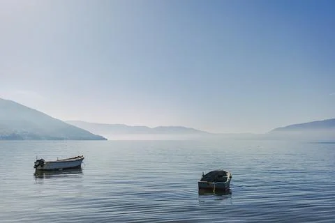 Small boat floating on the empty quiet sea. Foto stock