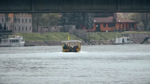 A small Boat floats on the river Vídeo Stock 92367996