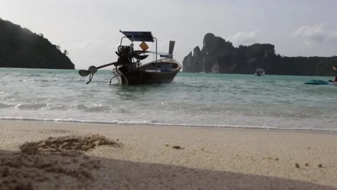 A small boat mooored on the beach in Phi Phi, Thailand 库存影片 237514681