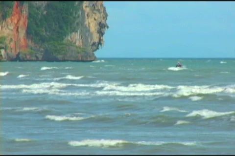 Small Boat On The Ocean Fighting The Waves 스톡 동영상 507754