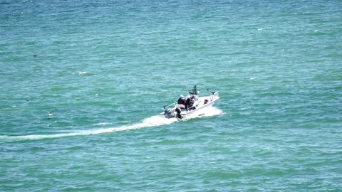 A small boat on the ocean, Vídeos de archivo 313857111