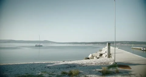Small boat passing by the coast Vidéo 141743082