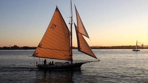 Small boat sails into sunset Видео 104923318