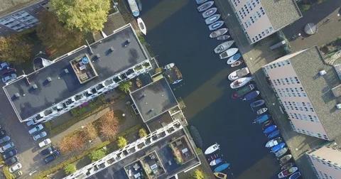 Small boats packed along a quay below modern roof terraces Vídeos de archivo 71294992