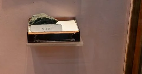 A small box with a rock inside and the word "slate" written on it. in Chennai 写真素材