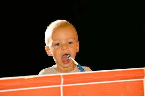 A small boy cleaning teeth. Foto stock