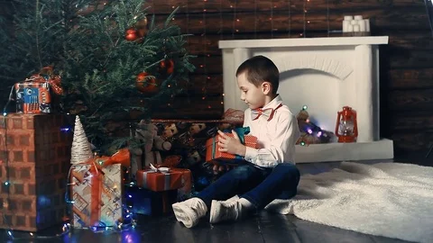 A small boy decorates a Christmas tree Stockbeeldmateriaal 81143537