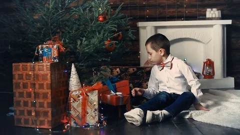 A small boy decorates a Christmas tree Stockbeeldmateriaal 81158530