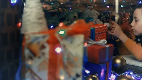 A small boy decorates a Christmas tree Stockbeeldmateriaal 81161307