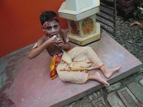 A Small Boy Posing As Little Krishna Foto stock