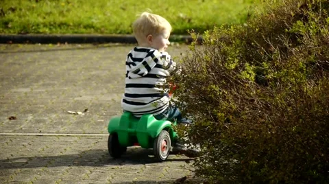 Small boy riding car 스톡 동영상 45282548