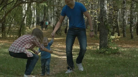 Small boy running towards he's beautiful mother cheerfully 動画素材 56198727