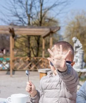 Small boy showing high five Foto stock