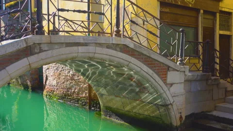 Small bridge over canal in Venice Vidéo 91356568