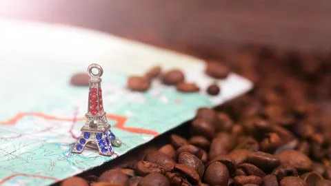Small bronze of Eiffel tower figurine, compass and coffee beans 스톡 사진