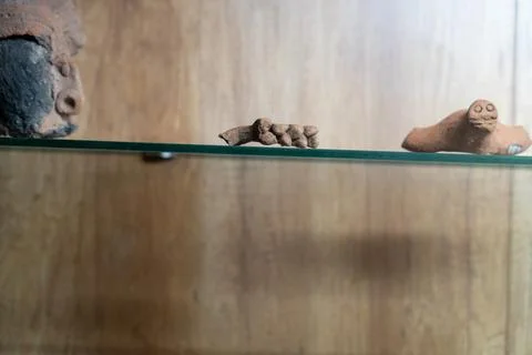 A small brown object is on a shelf next to a larger brown object. in Chennai Fotos Stock