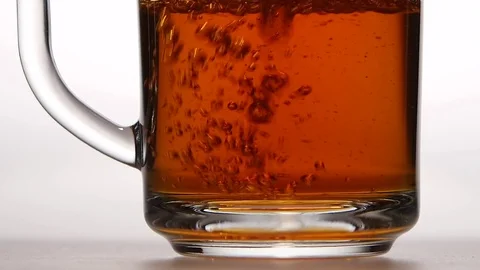 Small bubbles in cup of black tea. Slow motion, closeups Vidéo 73855072