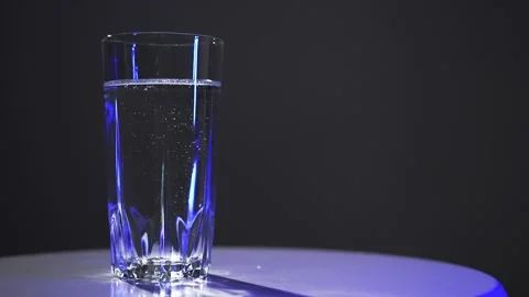 Small bubbles in a glass of clear water 120fps Vídeos de archivo 170488239