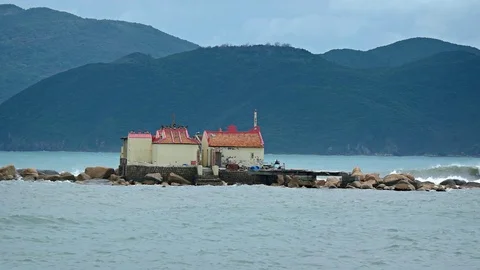 Small Buddhist Temple on the Tiny Island of Hon Du in Vietnam Stockbeeldmateriaal 74988173