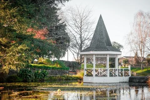 Small building on Pond Foto stock