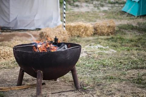Small burning camp fire in container Foto stock