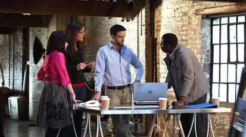 Small business team in creative discussion.  Casual young man in downtown  chic Vídeo Stock 32725875