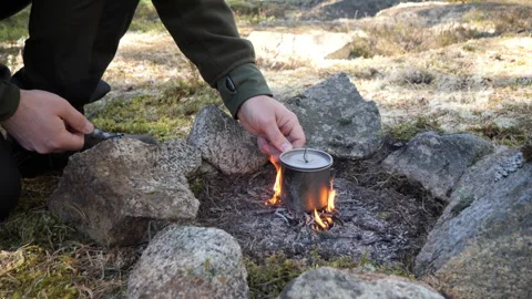 Small Campfire Cooking Pot Surrounded by Rocks in Forest 库存影片 333581848
