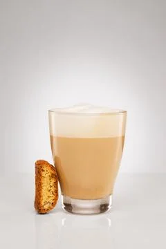 Small cappuccino with a cookie Foto stock