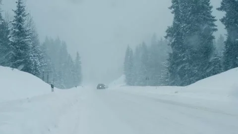 Small Car Loses Control on Snowy Road During Winter Storm Vidéo 262811455