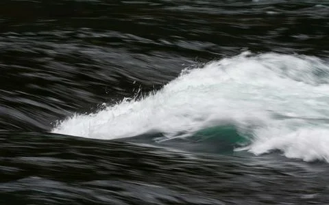 Small cascade on rapid mountain river close up Foto stock