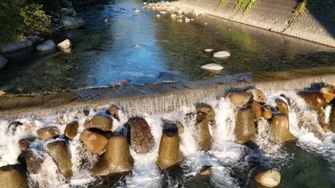 Small Cascades Between Large Stone Blocks in a Stream Vídeos de archivo 347499338