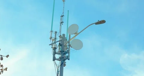 Small cell 5G antenna installed on urban street light pole Vídeos de archivo 334910829