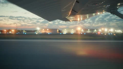 Small Cessna airplane taking off to 10,000 feet during sunrise. Vidéo 164328026