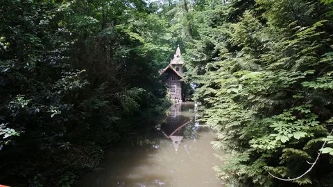 Small chalet in the woods next to a stream 動画素材 71825369