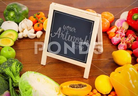 Small chalkboard surrounded by vegetables template Modello PSD