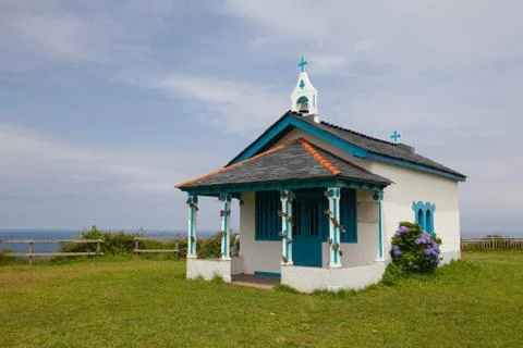 Small chapel on danger cliffs, Spain 库存照片