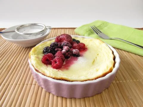 Small cheese cake without soil with berries Foto stock