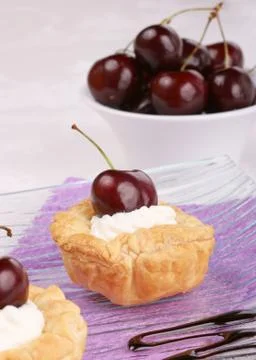 Small cherry tarts Foto stock